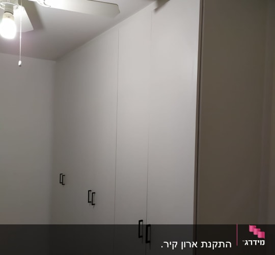 ארון בגדים לבן עם ידיות שחורות